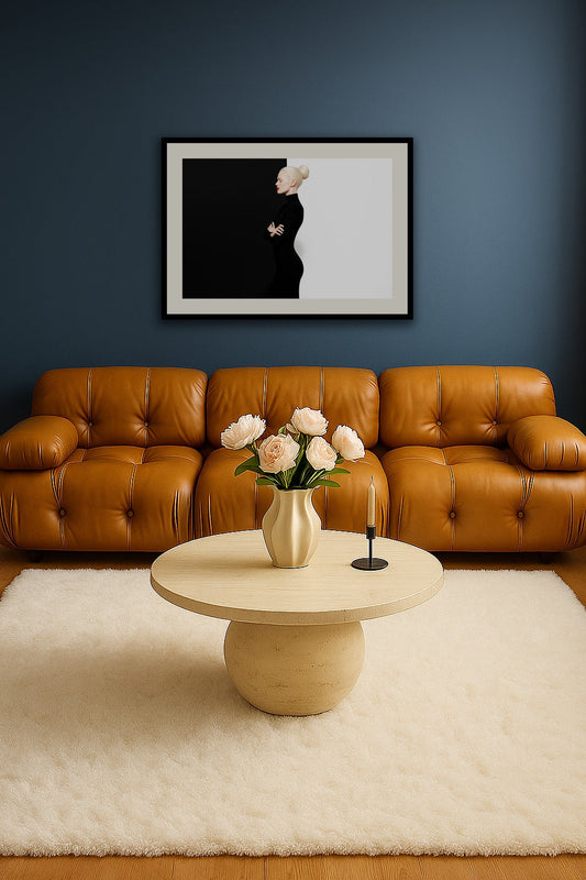 Monochrome Duality II affisch stylad i interiörmiljö.