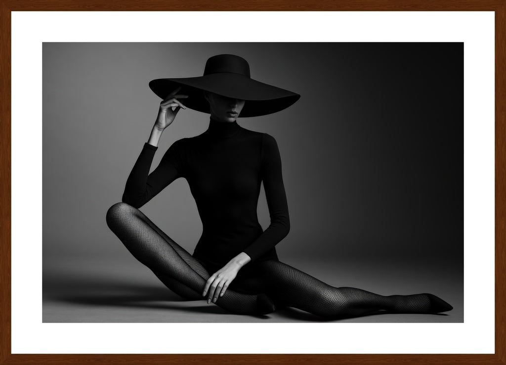 Monochrome Fashion Mystery II affisch stylad i interiörmiljö med mörk ekram.