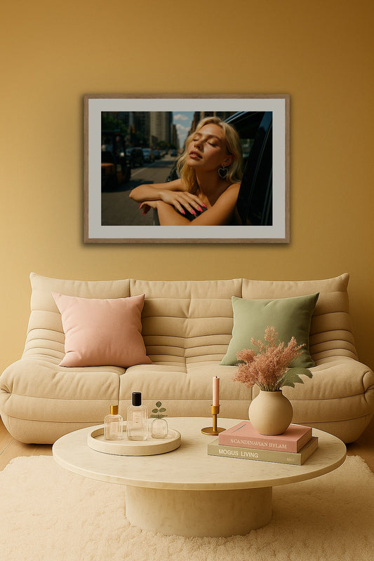 Sun Kissed Bliss affisch stylad i interiörmiljö.