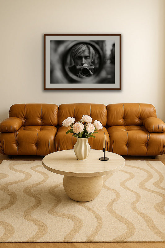 Through The Lens affisch stylad i interiörmiljö.