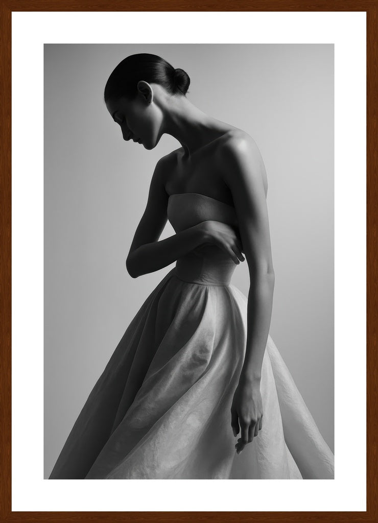 Timeless Elegance in Shadow affisch stylad i interiörmiljö med mörk ekram.