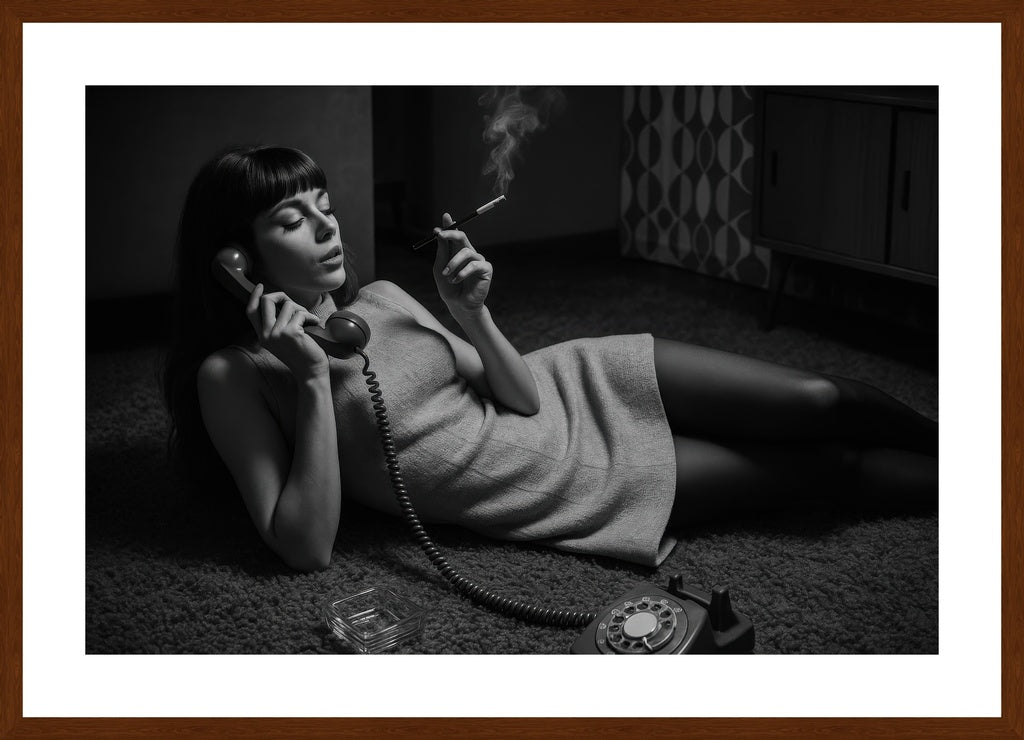 Vintage Call affisch stylad i interiörmiljö med mörk ekram.