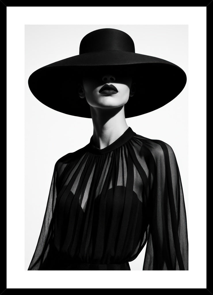 Bold Elegance in Veil of Shadows affisch stylad i interiörmiljö med svart ram.