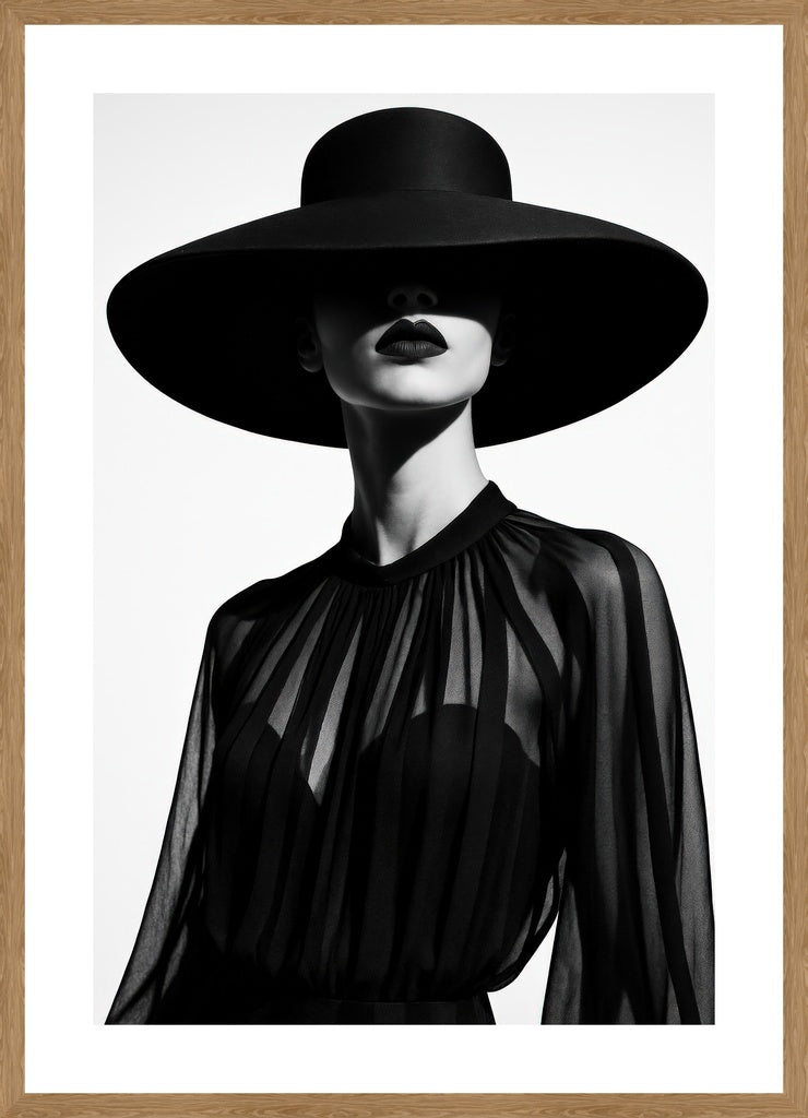 Bold Elegance in Veil of Shadows affisch stylad i interiörmiljö med ekram.