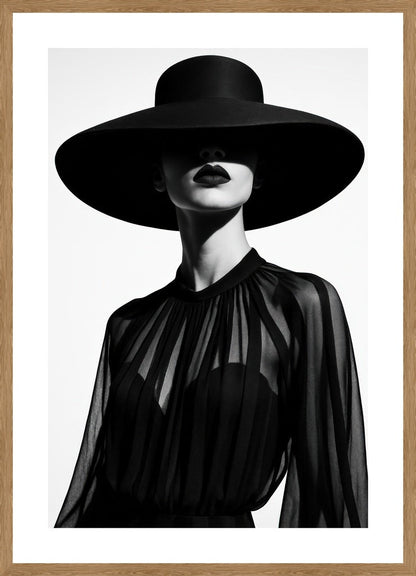 Bold Elegance in Veil of Shadows affisch stylad i interiörmiljö med ekram.