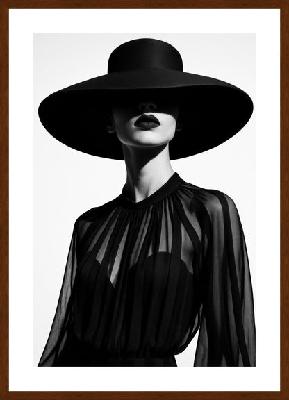 Bold Elegance in Veil of Shadows affisch stylad i interiörmiljö med mörk ekram.