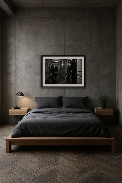 Corridor Intrigue affisch stylad i interiörmiljö.