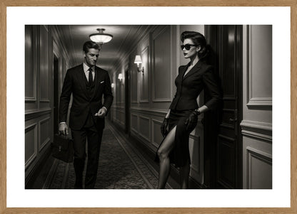 Corridor Intrigue affisch stylad i interiörmiljö med ekram.