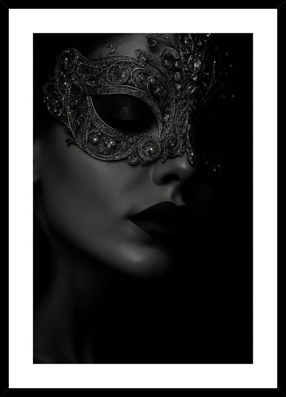 Dark Masquerade Secrets affisch stylad i interiörmiljö med svart ram.