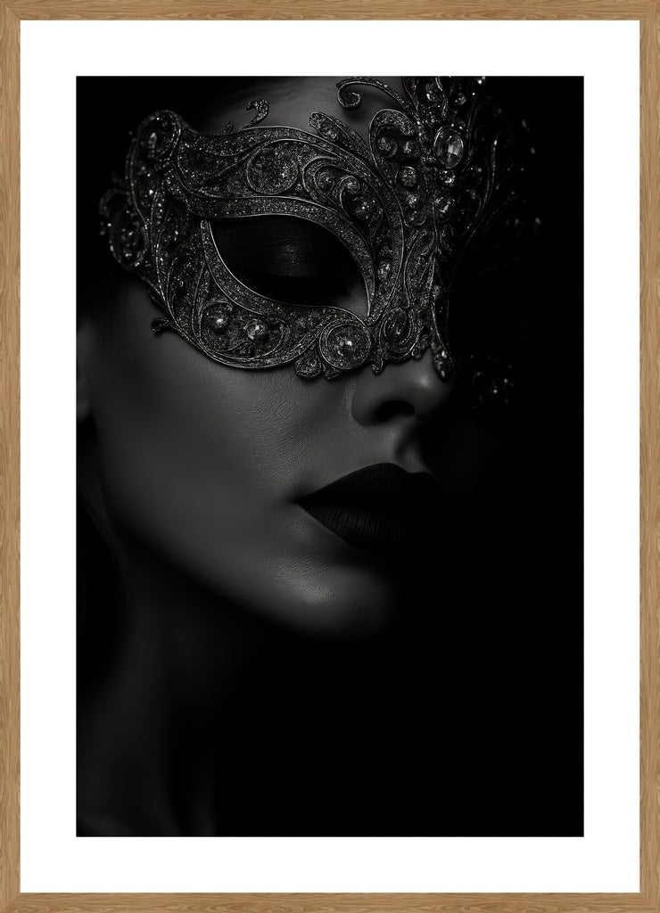 Dark Masquerade Secrets affisch stylad i interiörmiljö med ekram.