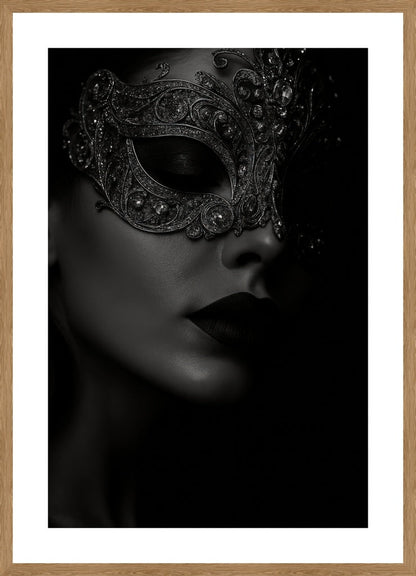 Dark Masquerade Secrets affisch stylad i interiörmiljö med ekram.