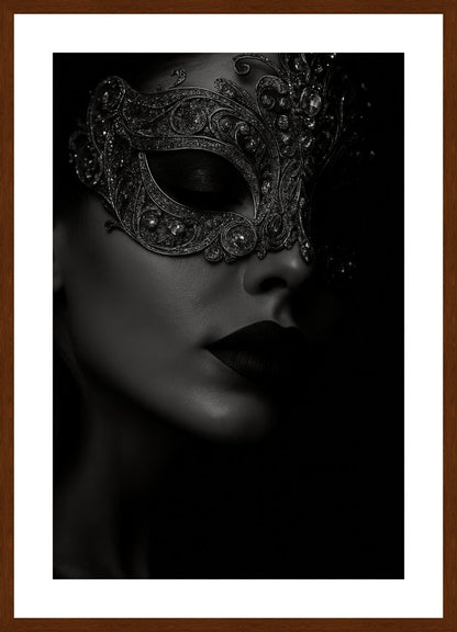 Dark Masquerade Secrets affisch stylad i interiörmiljö med mörk ekram.