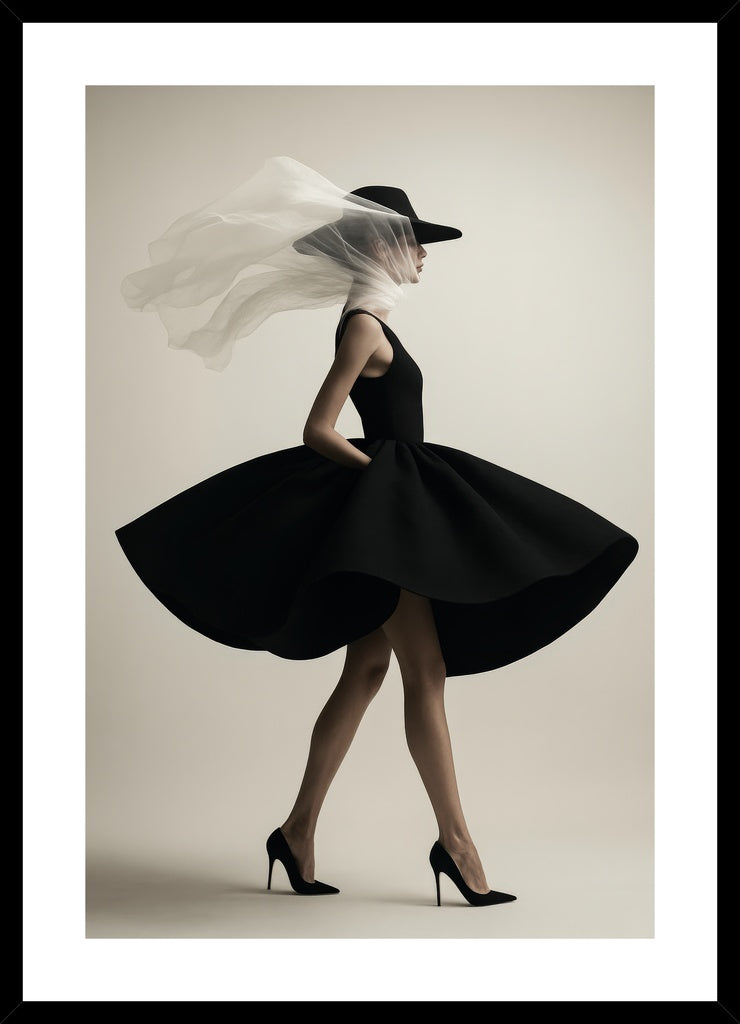 Ethereal Fashion Motion affisch stylad i interiörmiljö med svart ram.