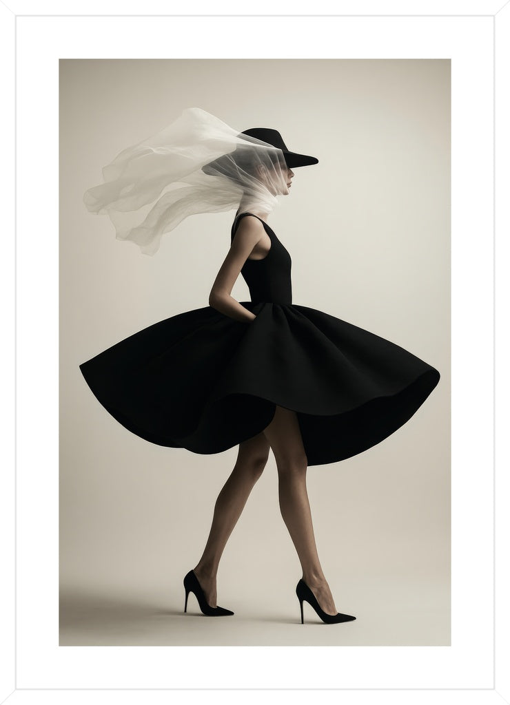 Ethereal Fashion Motion affisch stylad i interiörmiljö med vit ram.