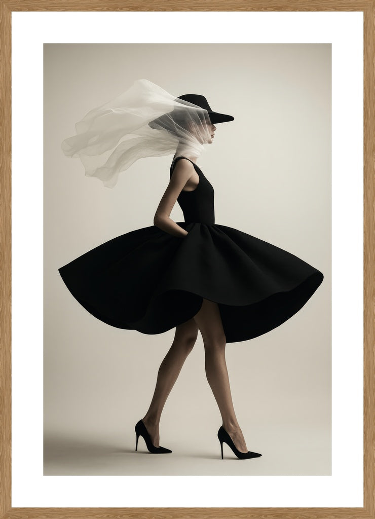 Ethereal Fashion Motion affisch stylad i interiörmiljö med ekram.