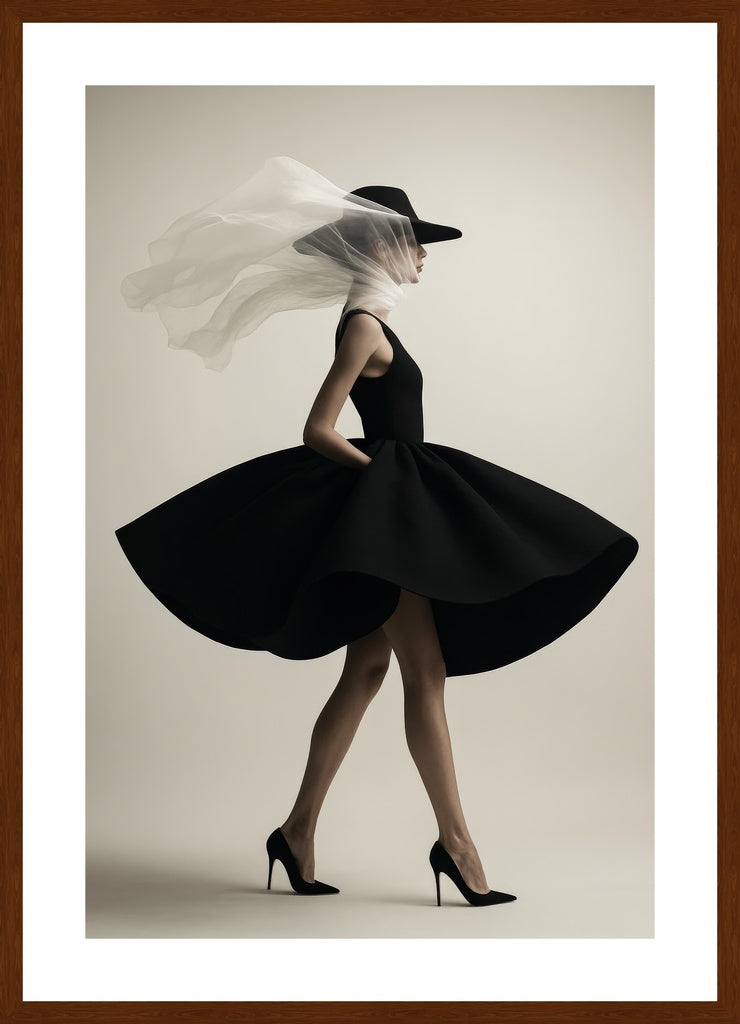 Ethereal Fashion Motion affisch stylad i interiörmiljö med mörk ekram.