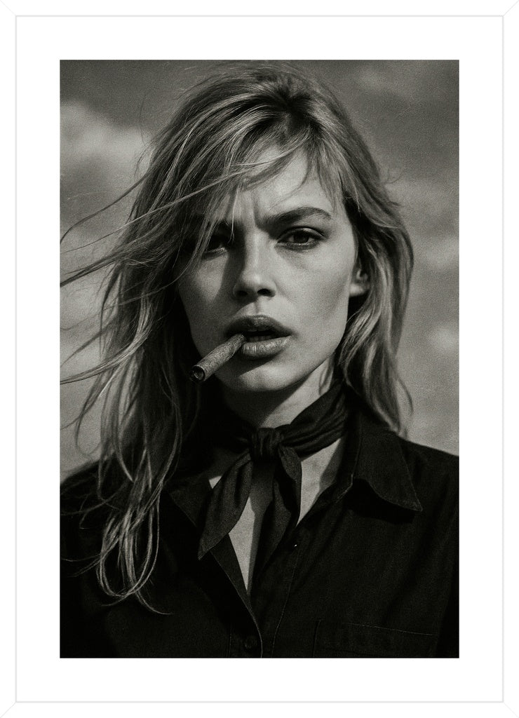 Her Own Rules affisch stylad i interiörmiljö med vit ram.