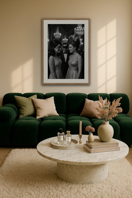 Masquerade Whispers affisch stylad i interiörmiljö.