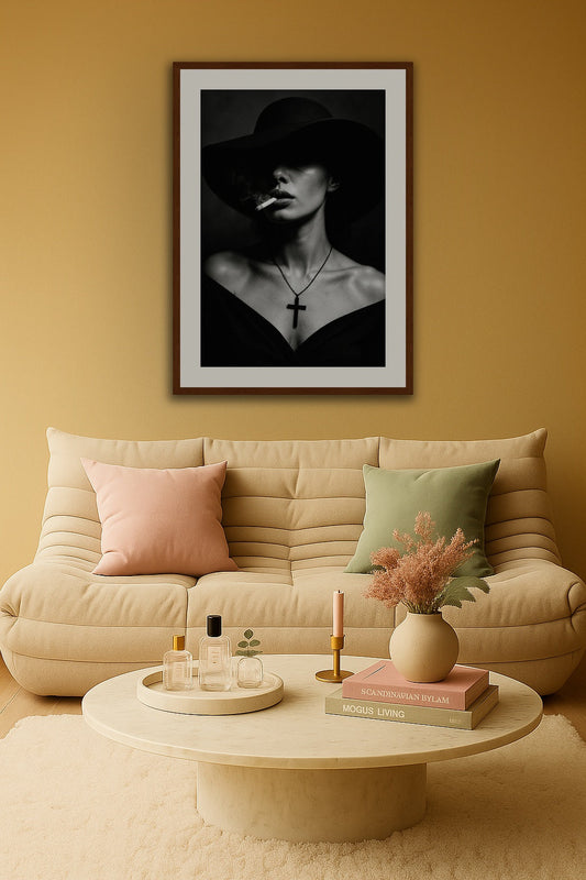 Midnight Confession affisch stylad i interiörmiljö.