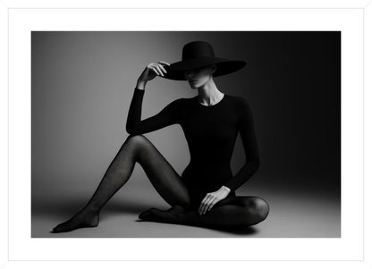 Monochrome Fashion Mystery affisch stylad i interiörmiljö med vit ram.