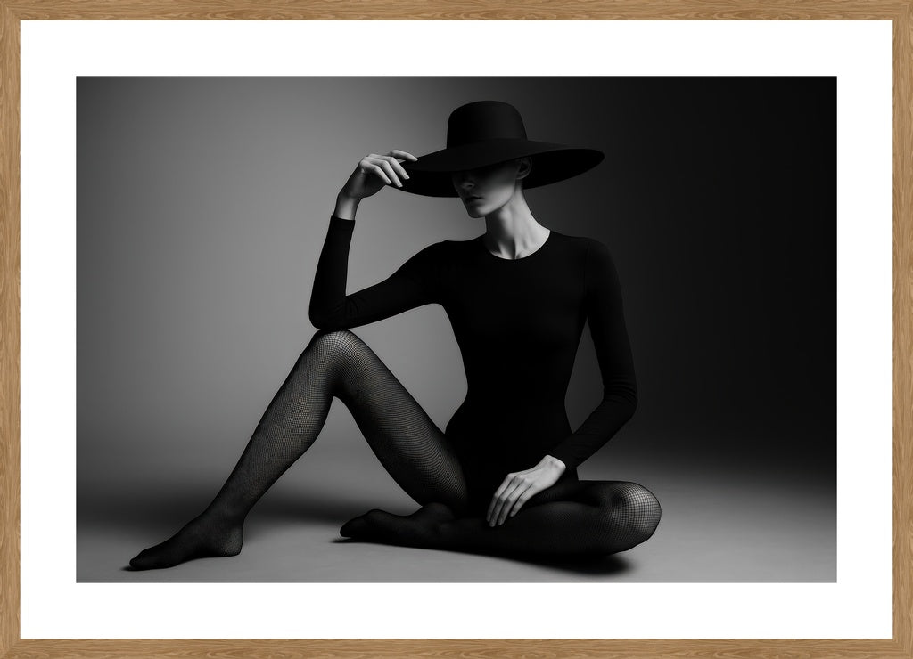 Monochrome Fashion Mystery affisch stylad i interiörmiljö med ekram.