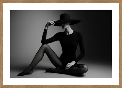 Monochrome Fashion Mystery affisch stylad i interiörmiljö med ekram.