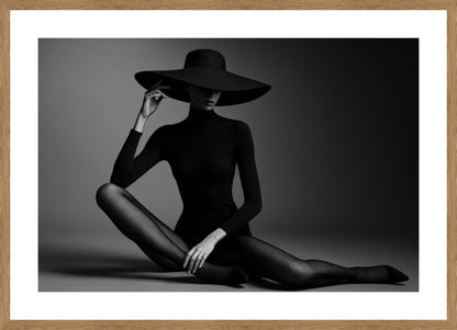 Monochrome Fashion Mystery II affisch stylad i interiörmiljö med ekram.