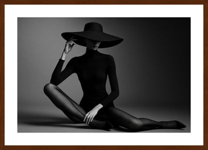 Monochrome Fashion Mystery II affisch stylad i interiörmiljö med mörk ekram.