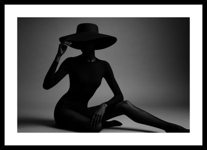 Monochrome Fashion Mystery III affisch stylad i interiörmiljö med svart ram.