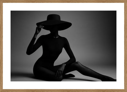 Monochrome Fashion Mystery III affisch stylad i interiörmiljö med ekram.