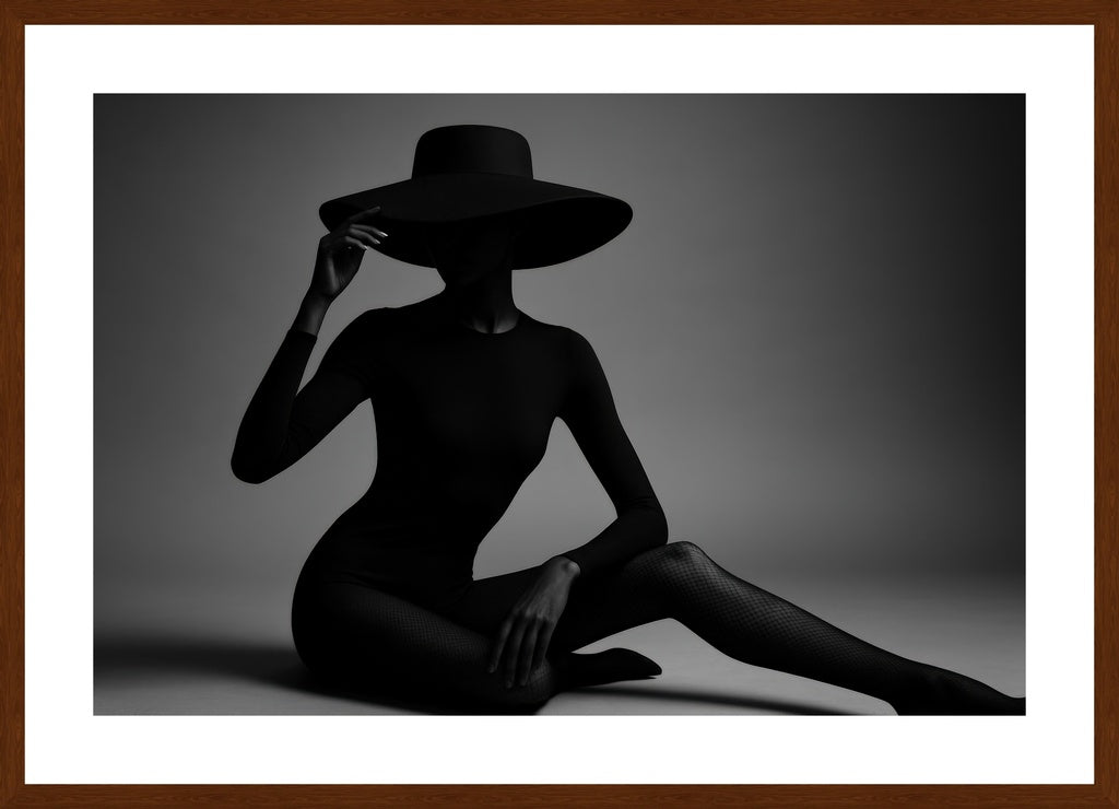 Monochrome Fashion Mystery III affisch stylad i interiörmiljö med mörk ekram.