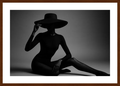 Monochrome Fashion Mystery III affisch stylad i interiörmiljö med mörk ekram.