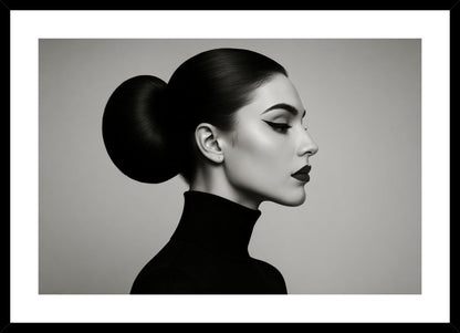 Monochrome Profile affisch stylad i interiörmiljö med svart ram.