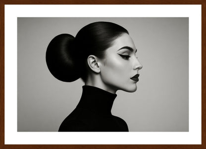 Monochrome Profile affisch stylad i interiörmiljö med mörk ekram.