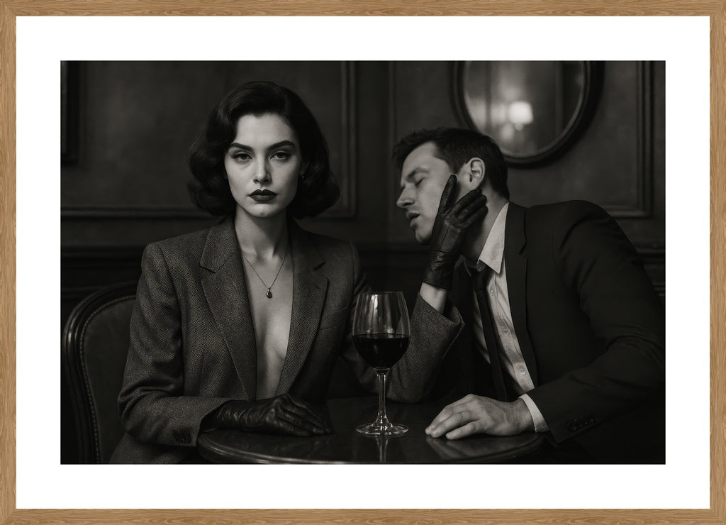 Noir Cafe Drama affisch stylad i interiörmiljö med ekram.