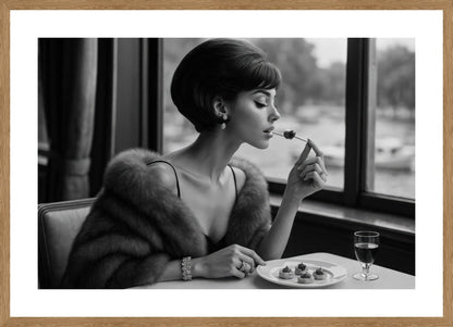 Opulent Bite affisch stylad i interiörmiljö med ekram.