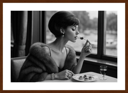 Opulent Bite affisch stylad i interiörmiljö med mörk ekram.