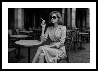 Parisian Cafe Reverie affisch stylad i interiörmiljö med svart ram.