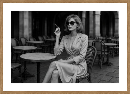 Parisian Cafe Reverie affisch stylad i interiörmiljö med ekram.