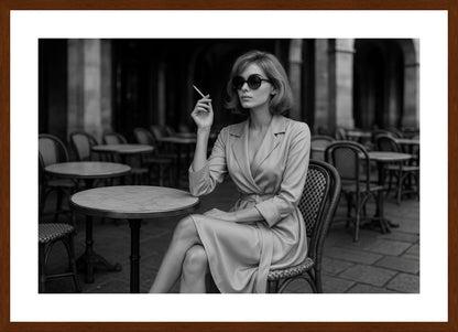 Parisian Cafe Reverie affisch stylad i interiörmiljö med mörk ekram.