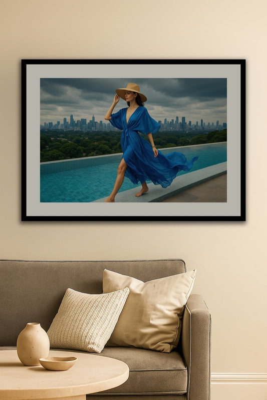 Royal Blue Breeze affisch stylad i interiörmiljö.