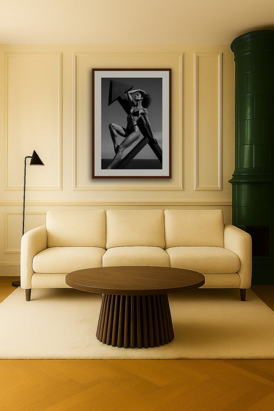 Sculptural Fashion Form I affisch stylad i interiörmiljö.