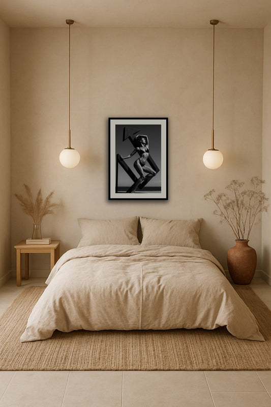 Sculptural Fashion Form II affisch stylad i interiörmiljö.