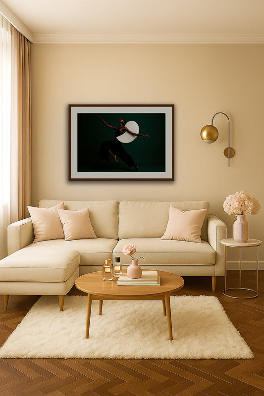 Sculptural Motion affisch stylad i interiörmiljö.