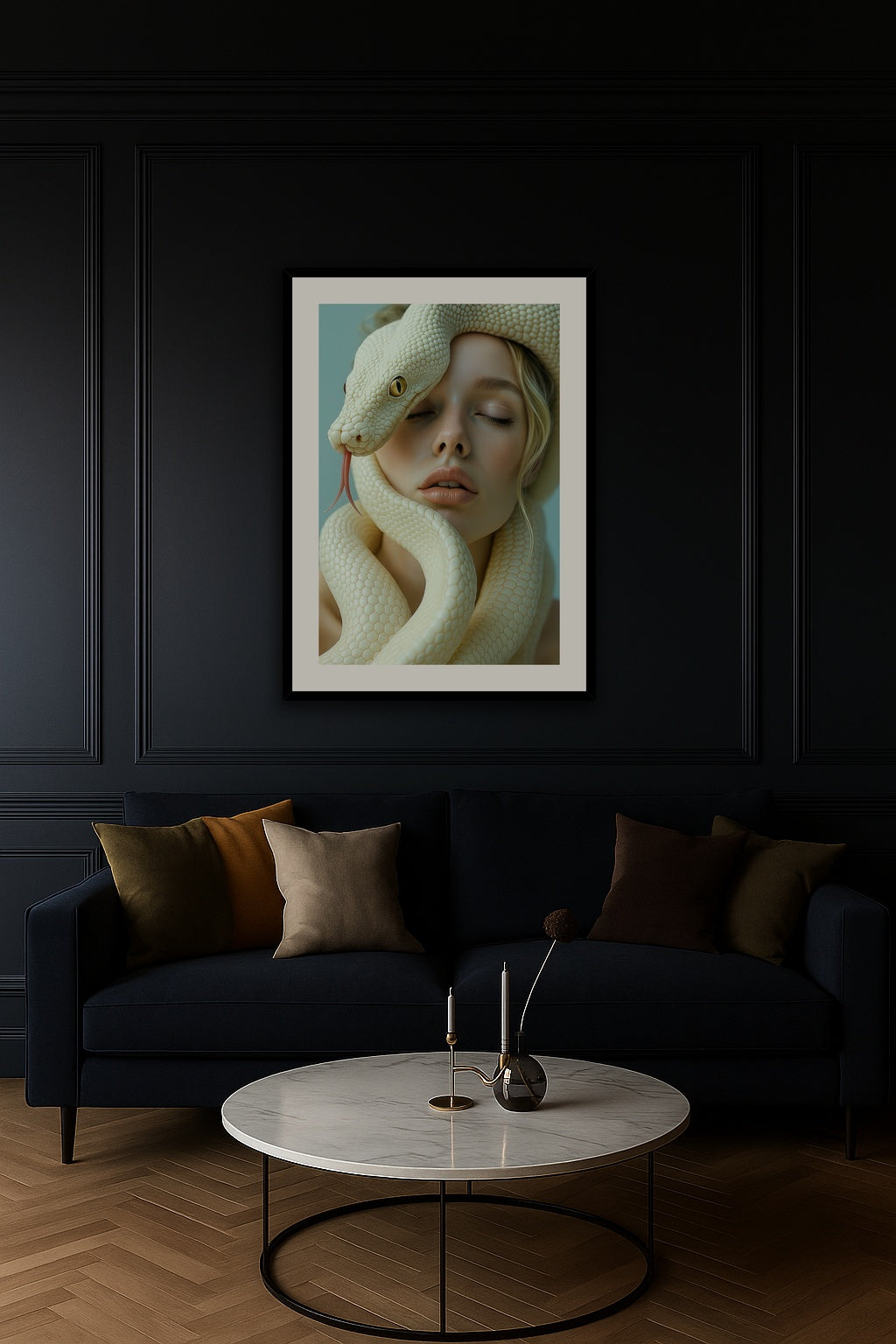 Serpent’s Whisper affisch stylad i interiörmiljö.