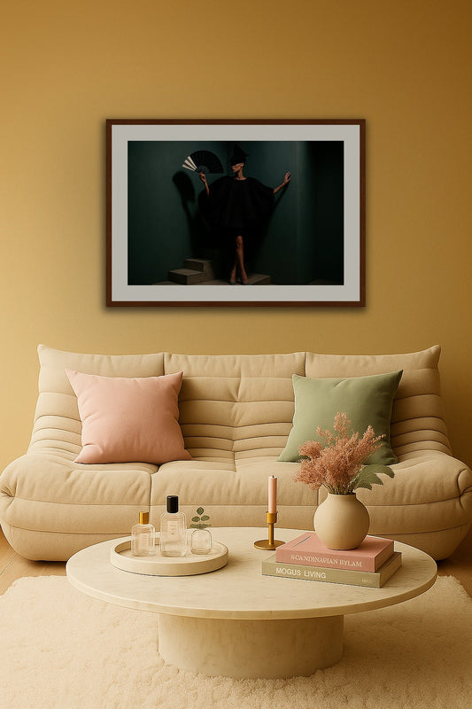 Shadow Play affisch stylad i interiörmiljö.