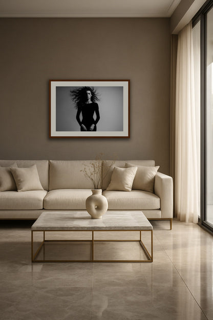 Shadowless Stride affisch stylad i interiörmiljö.