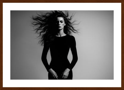 Shadowless Stride affisch stylad i interiörmiljö med mörk ekram.