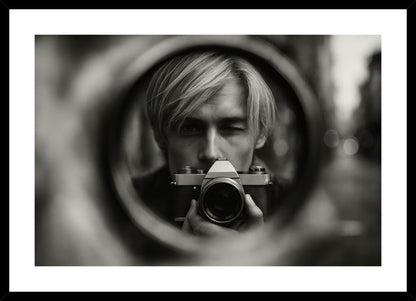 Through The Lens affisch stylad i interiörmiljö med svart ram.