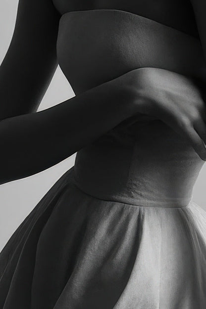 Timeless Elegance in Shadow - närbild på detalj.